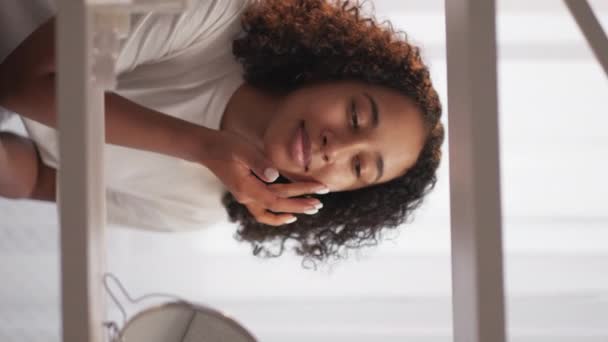 Vertikal Video Huden Återfuktande Ansiktsvård Nöjd Leende Kvinna Tillämpa Närande — Stockvideo