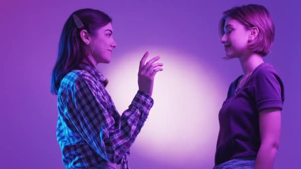 Ženská Důvěra Pocity Soucitu Neonové Světlo Lidí Usmívající Ženy Zůstávají — Stock video