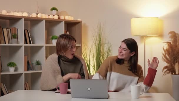 Hemundervisning Spännande Vänner Nätverksforskning Glada Inspirerade Kvinnor Ger Fem Hitta — Stockvideo
