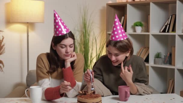 Finom Torta Születésnapi Ünnepség Női Buli Boldog Nők Ünnepi Kalapban — Stock videók