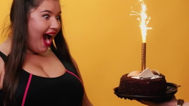 Feliz Cumpleaños Mujer Gorda Emocionada Hora Fiesta Sorprendido Más Tamaño — Vídeos de Stock