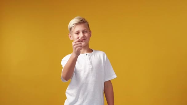 Kærlighedstegn Teenagedreng Hengivenhed Besked Happy Schoolboy Viser Lille Hjerte Gestus – Stock-video
