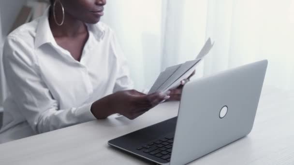 統計のレビュー 成功した投資 利益成長 認識できない満足度の高いビジネス女性は ノートパソコンで白い光現代の職場で会社の進捗データを勉強 — ストック動画
