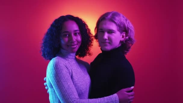 Geliebtes Paar Glückliche Beziehung Porträt Neonlicht Lächelnd Umarmen Sich Mann — Stockvideo