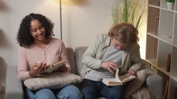 Pár Volných Chvil Milovníci Knih Užívají Spolu Čas Šťastný Muž — Stock video