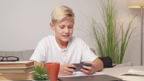 Selhání Hry Rozrušený Školák Mobilní Závislost Expresivní Zklamaný Teenager Chlapec — Stock video