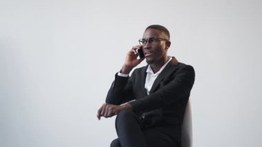 İş iletişimi. Ofis adamı. İşe alım çağrısı. Başarılı erkek yönetici beyaz arka plan boş oturarak akıllı telefon üzerinde tartışıyor.