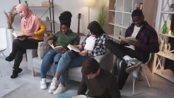 Студентська Бібліотека Друзі Зустрічаються Підготовка Іспиту Занепокоєні Чоловіки Жінки Читають — стокове відео