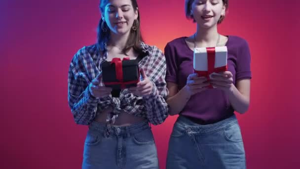 Εορταστικό Δώρο Ευτυχισμένες Φίλες Νέον Λάιτμαν Ενθουσιασμένοι Δύο Γυναίκες Κρατώντας — Αρχείο Βίντεο