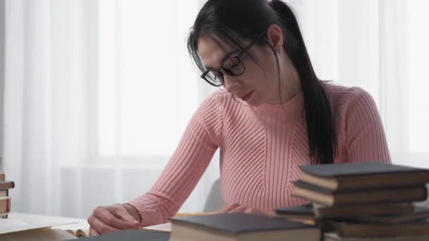 Domácí Úkol Chytrá Žena Vzdělávací Kurz Soustředěná Studentka Čtení Různých — Stock video