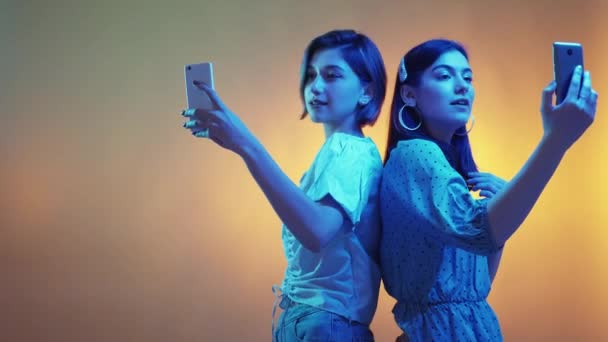 Mobile Selfie Coquettish Women Neon Light People Pretty Female Friends — Video
