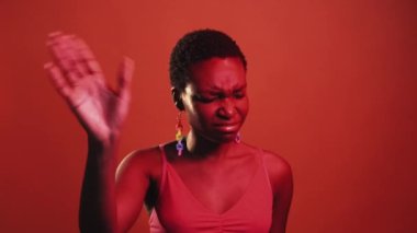 Reddetme jesti. Hiç iz yok. Onaylamıyorum. Kırmızı neon renkli ışık, tiksinmiş şüpheci kadın, el hareketini reddediyor, koyu parlak gif döngüsü bumerang animasyonunda izole edilmiş..