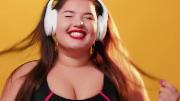 Любитель Музыки Плюс Размер Женщины Тело Положительное Возбужденная Жирная Хипстерша — стоковое видео