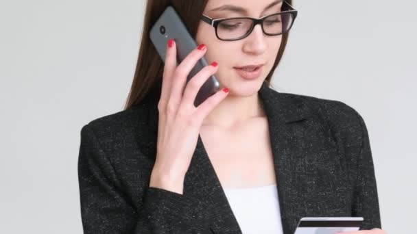Llamada Bancaria Verificación Datos Mujer Negocios Confianza Gafas Blazer Negro — Vídeo de stock