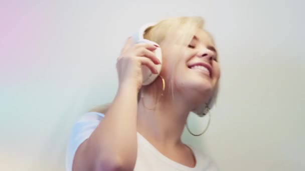 Музыкальная Энергия Звук Вдохновения Аудио Устройство Расслабленная Счастливая Улыбающаяся Блондинка — стоковое видео