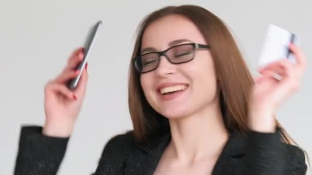 Bankdiensten Succesvolle Investering Verbazingwekkende Gelukkige Zakenvrouw Viert Dansen Met Telefoon — Stockvideo