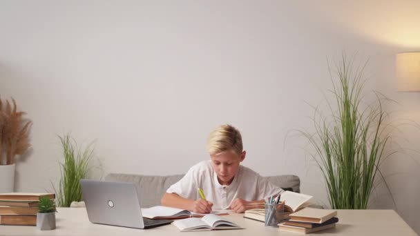 Heimatstudie Inspirierter Junge Hausaufgaben Vorbereiten Lächelnd Lässig Teenager Kind Bei — Stockvideo