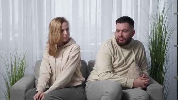 Familjeproblem Älskade Par Försoningskänslor Förolämpade Man Och Kvinna Vänder Tillbaka — Stockvideo