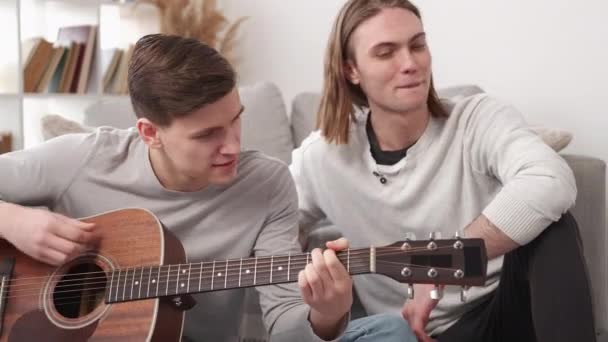 Music Joy Male Player Home Leisure Inspired Casual Men Spending — Stockvideo