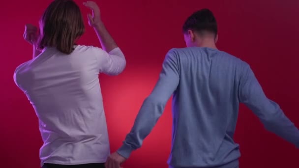 Mužská Sebedůvěra Tančící Muži Neonový Světelný Výkon Nerozpoznatelný Uvolněné Kluci — Stock video