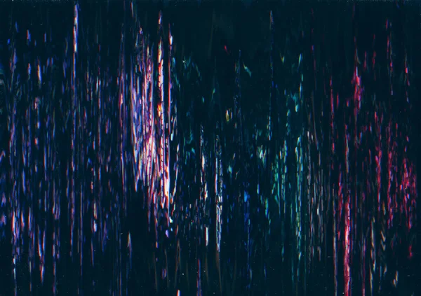 歪みノイズです 未来的な不具合だ 静的周波数 濃い黒のイラストに紫のピンクの緑の穀物デジタルアーティファクトテクスチャ抽象的な背景 — ストック写真