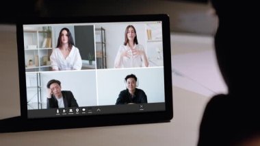 İnternetteki geç toplantı. Video röportajı. Uluslararası işbirliği. İş adamları karanlık sanal ofiste tablet üzerinde çalışıyorlar..
