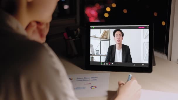 Nachtconferentie Videovergadering Samenwerking Afstand Diverse Collega Bespreken Projectstrategie Tablet Laat — Stockvideo