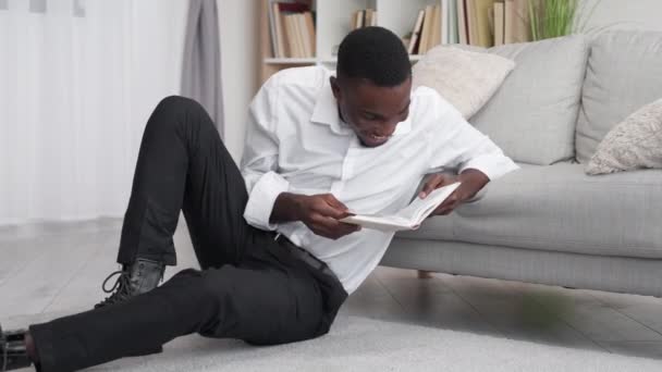 Reading Leisure Book Inspiration Business Pause Happy Laughing Man Entrepreneur — Vídeo de Stock