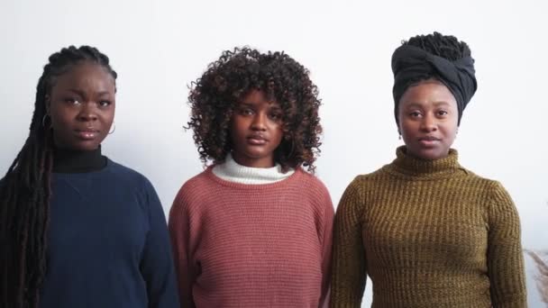 Смішний Жарт Жінки Сміються Вражені Люди Щасливі Три Чорні Друзі — стокове відео
