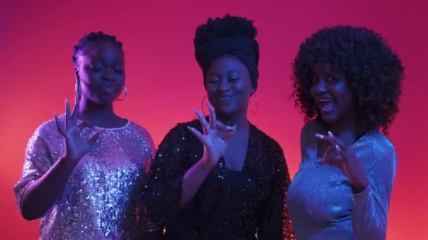 Harika Bir Parti Tatmin Olmuş Kadınlar Neon Işığı Insanları Mutlu — Stok video
