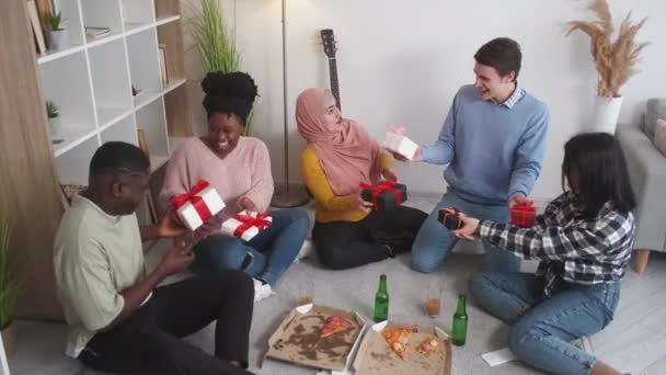 Impreza Spotkanie Przyjaciół Święto Podekscytowani Mężczyźni Kobiety Siedzący Podłodze Pizzą — Wideo stockowe