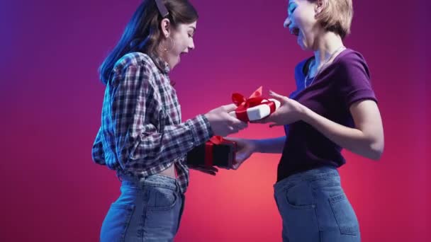 Подарок Женский Сюрприз Неоновые Светлые Люди Взволнованные Две Женщины Обмениваются — стоковое видео