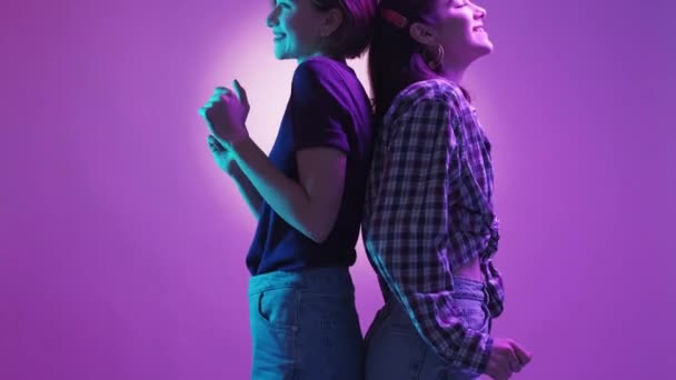 Танцующие Женщины Счастливой Дружбы Неоновая Светлая Вечеринка Мбаппе Две Подруги — стоковое видео
