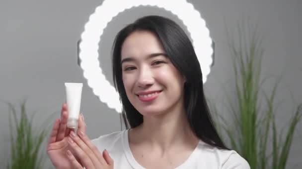 Beauty Cosmetic Happy Woman Face Treatment Smiling Female Presenting Cream — Stockvideo
