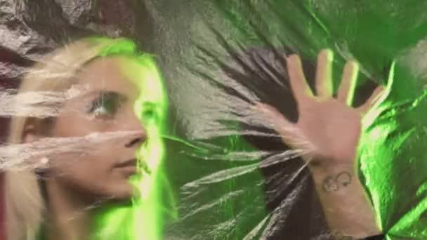 Arte Conceptual Medidas Cuarentena Autoaislamiento Mujer Tocando Película Plástico Transparente — Vídeo de stock