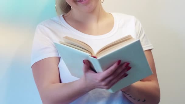 Okuma Hobisi Lham Alıyorum Hayal Gücü Rahatlamış Gülümseyen Kadın Açık — Stok video