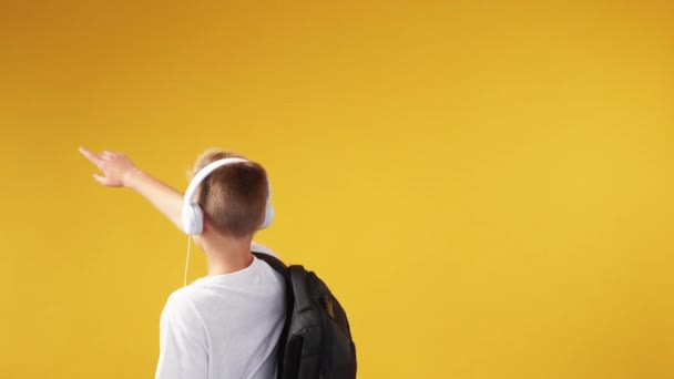 Niewidzialny Tekst Stylowy Chłopak Tło Reklamowe Nastolatek Słuchawkach Wskazujący Przestrzeń — Wideo stockowe