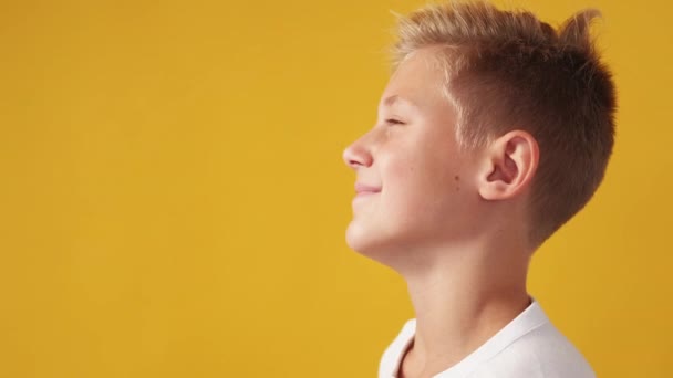 Невидимі Новини Щасливий Хлопчик Рекламний Фон Усміхнений Підліток Дитина Дивиться — стокове відео