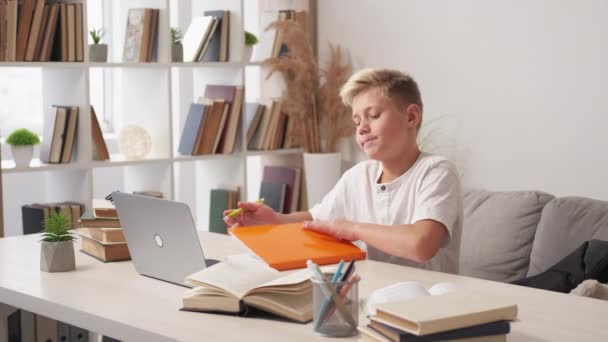 Εξαντλημένη Εκπαίδευση Κουρασμένο Σχολιαρόπαιδο Τελειώστε Εργασίες Casual Έφηβος Αγόρι Πάρει — Αρχείο Βίντεο