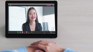 Web işi toplantısı. Görüntülü arama. İnternet işbirliği. Neşeli başarılı kadın partnerler dijital iş yerindeki tablet üzerinde proje tartışıyorlar.