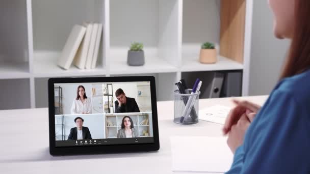 Virtuellt Möte Videochatt Onlineförvaltning Olika Professionella Affärsteam Diskuterar Projekt Surfplatta — Stockvideo