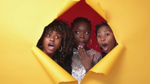 Wielka Wyprzedaż Niesamowite Czarne Kobiety Podniecające Wieści Zaskoczona Kobieta Przyjaciele — Wideo stockowe