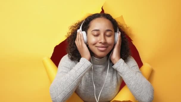 Hudební Inspirace Zní Dobře Uvolňující Playlist Šťastná Usměvavá Žena Sluchátkách — Stock video