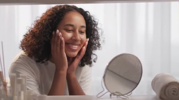 Schoonheidsverzorging Huidbehandeling Goedemorgen Routine Gelukkig Glimlachen Mooi Vrouw Genieten Van — Stockvideo