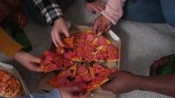 Złośliwa Pizza Impreza Studencka Wypoczynek Domu Pozytywni Międzynarodowi Przyjaciele Dzielą — Wideo stockowe