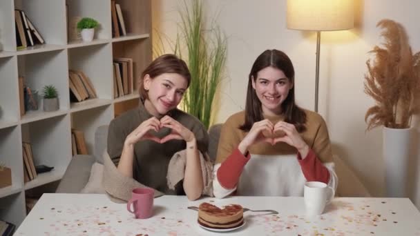 Női Buli Szeretetet Küldök Csalás Étkezés Napján Boldog Elégedett Nők — Stock videók