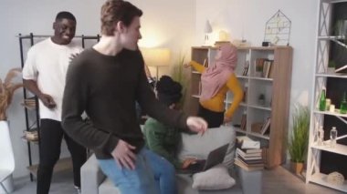 Öğrenciler rahatlar. Mutlu arkadaşlar. Kampüs rutini. Neşeli kadın ve erkekler aydınlatma odasının iç kısımlarında çalışmalarına rağmen eğlenmek için kadın ve erkek dahil..