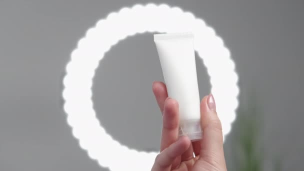 Produto Cosmético Apresentação Feminina Tratamento Pele Mulher Mão Segurando Tubo — Vídeo de Stock