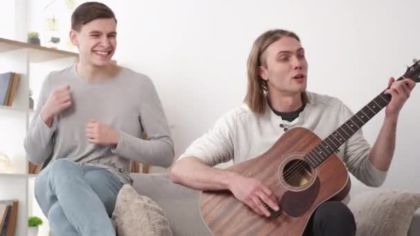 Наслаждаюсь Музыкой Друзья Мужчины Домашний Отдых Счастливые Выразительные Мужчины Проводят — стоковое видео