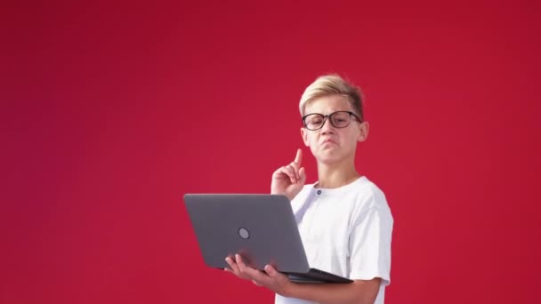 Guess Idea Smart Boy Computer Technology Inspired Teenager Kid Showing — Stock video